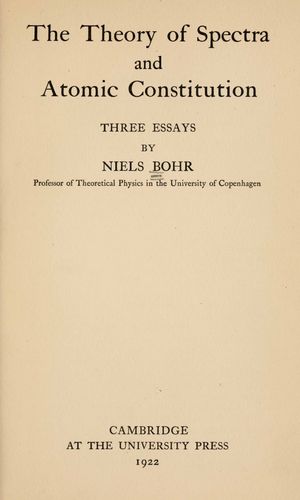 1922년 저서 《스펙트럼과 원자 구성의 이론 삼부작 (Drei Aufsätze über Spektren und Atombau)》