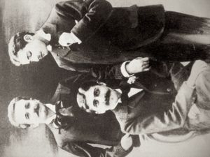 마르셀 프루스트(사진 속 앉은 이), 로베르 드 플레르(왼쪽), 뤼시엥 도데(오른쪽)