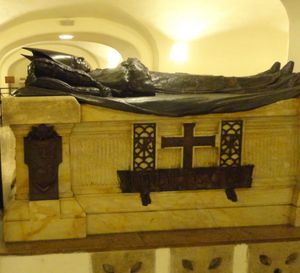 성 베드로 대성전 지하 묘소에 있는 베네딕토 15세의 무덤