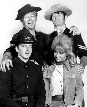 스토치(오른쪽 위), "F 특공대(F Troop)" 출연진과 함께 (1965)