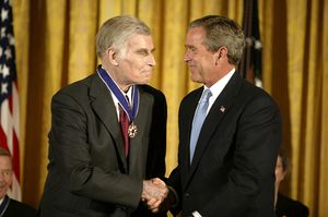 2003년 헤스턴이 조지 W. 부시 대통령으로부터 자유 대통령 훈장을 받는 모습