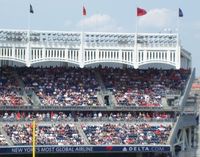 1923년부터 1973년까지 원래 양키 스타디움 지붕을 따라 있던 상징적인 프리스는 현재 스타디움 지붕에도 복제되어 있다.