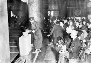 지진으로 사망한 외국인들을 위한 추모식: 향을 피우는 여성은 주일 이탈리아 대사의 부인이다. 장소는 조조지(芝公園)이다.