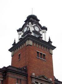 건물 중앙의 시계탑