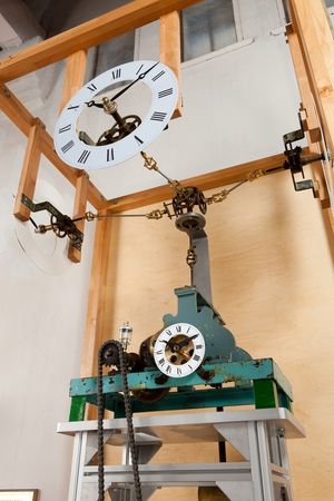 대한의원 탑시계의 기계식 무브먼트(2014년 5월 전시를 위해 복원 수리한 모습)