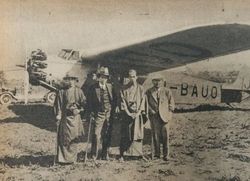 왼쪽부터 이케야 신사부로, 요코미쓰 리이치, 나오키 산주고, 기쿠치 칸. 1931년, 도쿄 비행장(하네다).