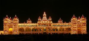 21개의 돔형 탑과 중앙 첨탑이 있는 금빛 5층 마이소르 궁전 건물
