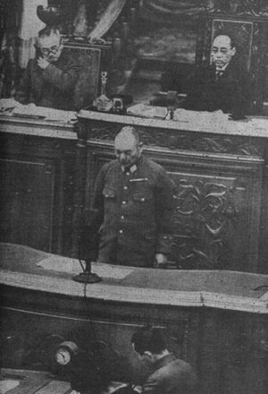 1945년 1월 제86회 제국의회에서 시정 방침 연설을 하는 고이소