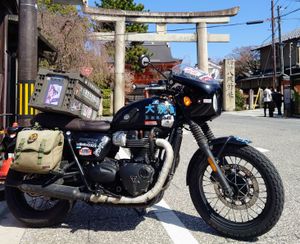 대형 후면 박스가 장착된 여행자의 오토바이