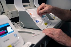 애보트 래버러토리스 ID Now 장치를 사용하여 수행된 COVID-19 핵산 검사