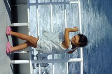 기쁨을 웃음으로 표현하는 소녀.