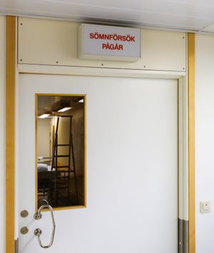 “수면 검사 진행 중”이라고 적힌 표지판, 스웨덴 NÄL 병원의 수면 검사실
