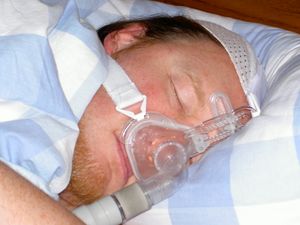 코만 덮는 CPAP 마스크를 사용하는 사람