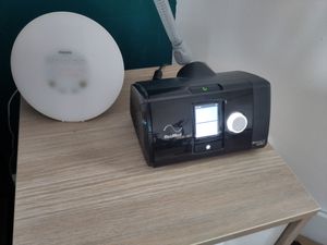 침대 옆 탁자 위에 있는 CPAP 기기