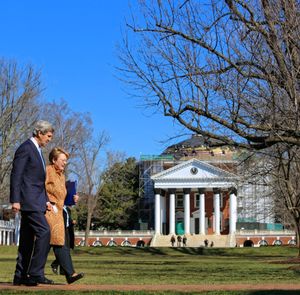 테레사 A. 설리번(Teresa A. Sullivan) 총장이 2013년 2월 로툰다(The Rotunda) 앞에서 미국 국무장관 존 케리(John Kerry)와 이야기하는 모습