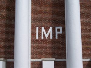 버지니아 대학교 캠퍼스 내 여러 비밀결사 중 하나인 IMP 결사의 표식