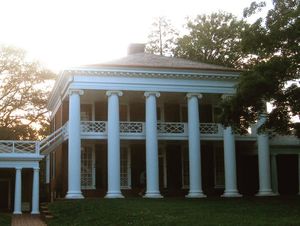 파빌리온 V. 론 양쪽에는 각기 다른 건축 양식의 파빌리온 10개가 있다.