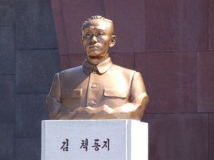 혁명렬사릉에 있는 흉상