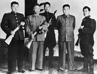 평양에서 생산된 최초의 따발총을 수여받은 최용건, 김책, 김일, 강건