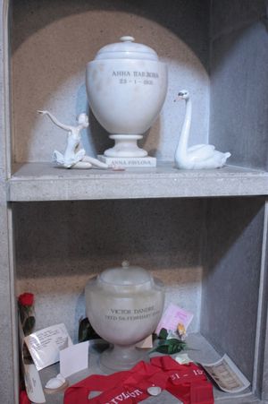 런던 골더스 그린 화장터에 있는 파블로바의 유골, 그 위에는 빅터 단드레의 유골이 있다.