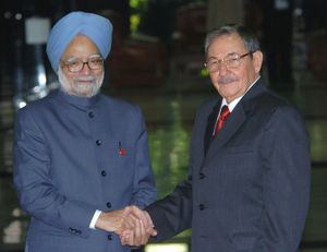 2006년 9월 15일 쿠바 아바나에서 열린 제14차 비동맹 운동 정상회의에서 만모한 싱과 카스트로