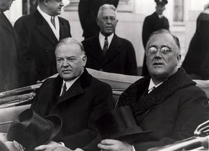 1933년 취임식으로 향하는 루스벨트와 함께. 후버는 퇴임 시 극도로 인기가 없었다.