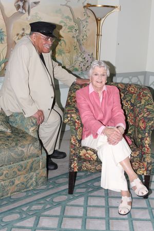 2013년 앤절라 랜스버리 여사와 함께한 존스