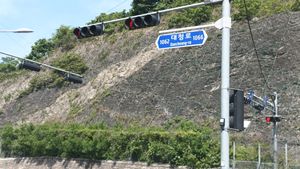 밝은색 암맥과 어두운색 황강리층 및 대청로 표지판