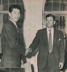 요미우리 자이언츠 입단 당시. 미즈하라 시게루와 함께(1956년 11월)