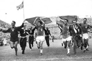1958년 FIFA 월드컵에서 우승을 축하하는 브라질 팀(앞줄 왼쪽에서 두번째가 자갈루)