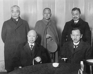 1929년 12월 19일, 하마구치 오사치, 오가와 헤이키치, 우가키 가즈시게 장군 (왼쪽부터), 시데하라 기주로(오른쪽 끝에 서 있는 사람), 오카다 케이스케(오른쪽 끝에 앉아 있는 사람)