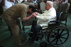 2016년 7월 13일, 비달 추기경이 새로 선출된 로드리고 두테르테 대통령에게 파그마마노(Pagmamano) 예의를 받는 모습.