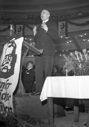 브뤼닝 총리가 힌덴부르크의 재선을 위해 베를린 스포르트팔라스트에서 유세하는 모습, 1932년 3월