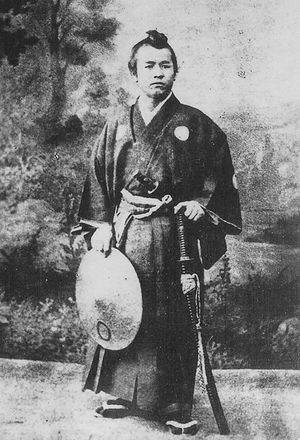 시부사와는 사진에서 두 자루의 칼을 차고 있는데, 이는 일반적으로 사무라이 계급에게만 허용되던 특권이었지만, 그의 가문과 같이 부유한 농민 가문에게도 가끔 허용되던 특권이었다