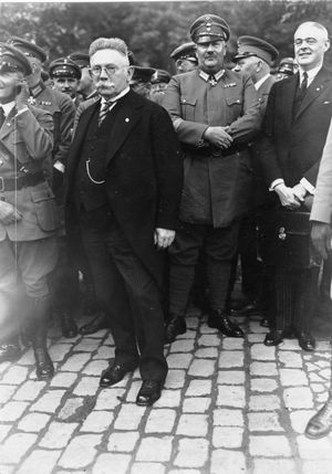 1931년 바트 하르츠부르크에서 에이텔 프리드리히 왕자와 함께 있는 후겐베르크