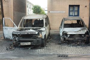 2011년 잉글랜드 폭동 당시 런던 타워 해멀릿 밀월에서 방화로 파손된 차량들