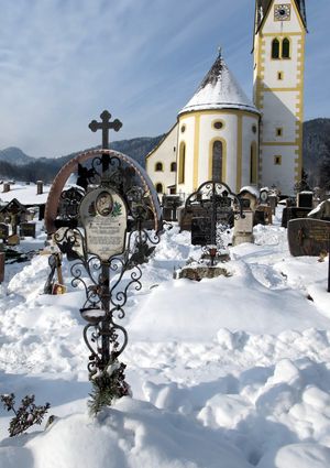 슐리어제(Schliersee)에 있는 밀렵꾼의 무덤. 젠너바인(Jennerwein) 노래의 첫 소절이 새겨져 있다.