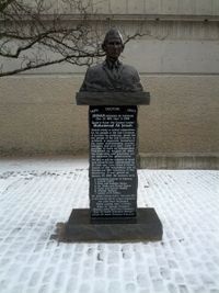 토론토 요크 대학교에 있는 진나 동상