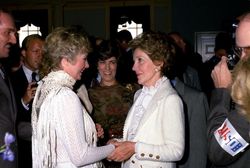 존스(왼쪽)와 미국 영부인 낸시 레이건(Nancy Reagan), 1982년 9월 29일
