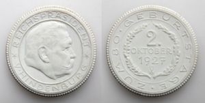 1927년 10월 2일 힌덴부르크 80세 생일을 기념하여 마이센 도자기 공장(Staatliche Porzellan-Manufaktur Meissen)에서 제작한 도자기 메달