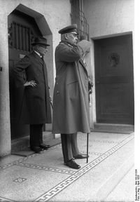 1925년 4월, 선거 운동 중 하노버의 별장에서.