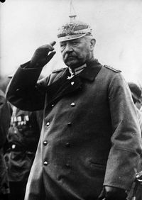 1925년 4월 선거 운동 중인 힌덴부르크. 철모단과 함께 행진 중