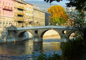 암살 장소 근처의 라틴 다리