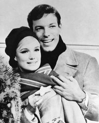 드라마 시리즈 《닥터 킬디어》 촬영 당시. 함께 출연한 이베트 미미우(Yvette Mimieux)와 함께.