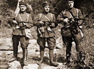 체르노젬스키(중앙)와 두 명의 우스타샤, 미요 바비치(왼쪽)와 즈보니미르 포스피실(오른쪽)