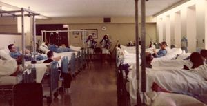 1966년 그레이트 레이크 해군 병원, 제니와 테리 프랭켈이 부상당한 병사들을 위해 공연을 하고 있다.