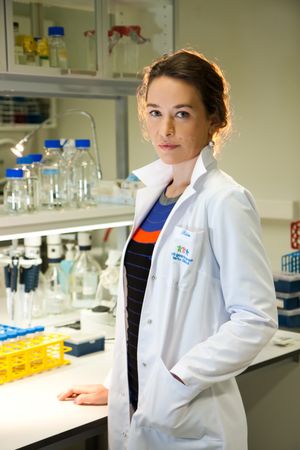 보호용 실험복을 착용한 유전학자 Riin Tamm