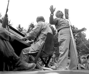 부산운동장에서 미군을 위해 공연하는 앨 졸슨