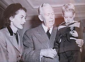 조지 마셜 국방장관이 졸슨의 사후 메달 오브 메릿(Medal for Merit)을 그의 가족에게 수여하는 모습.