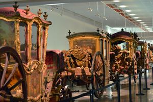 세계에서 가장 큰 왕실 마차 컬렉션을 보유하고 있으며 리스본에서 가장 많이 방문하는 기관 중 하나인 리스본 국립 마차 박물관이다.